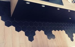cuisine pose d un carrelag imitation parquet et carrelage hexagonal Rousseau batiments